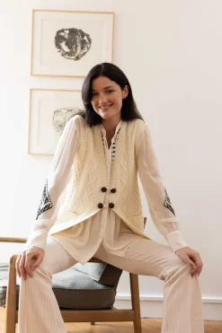 Shop Gilet en maille sans manches col V DARCY La Maille|Les Gilets, Cardigans & Pulls