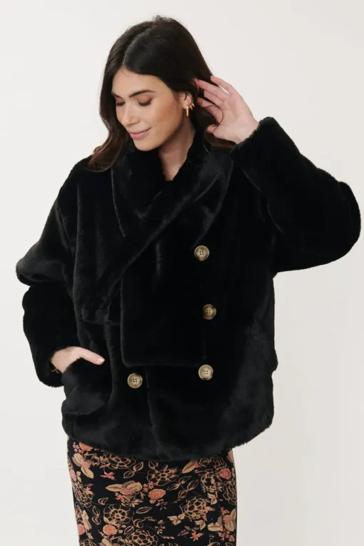 Shop Veste courte en fausse fourrure CANNELLE Les Manteaux, Vestes & Doudounes